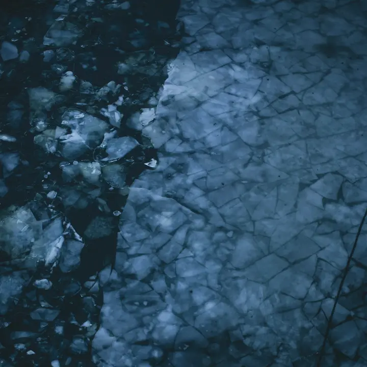Cover of Eisgang: cracked blue ice over dark water.